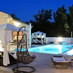 In With Heated Pool Villa *