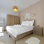 In With Heated Pool Villa
