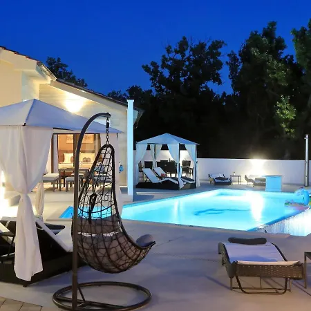In With Heated Pool Vila *