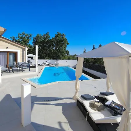 Vila In With Heated Pool Starigrad Paklenica
