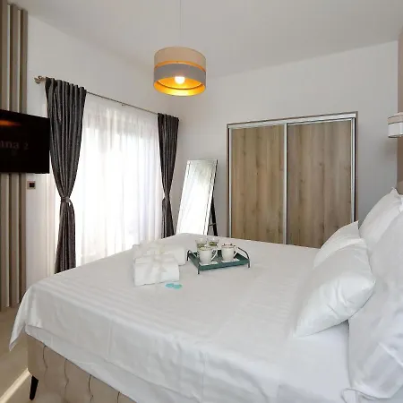 In With Heated Pool Vila *