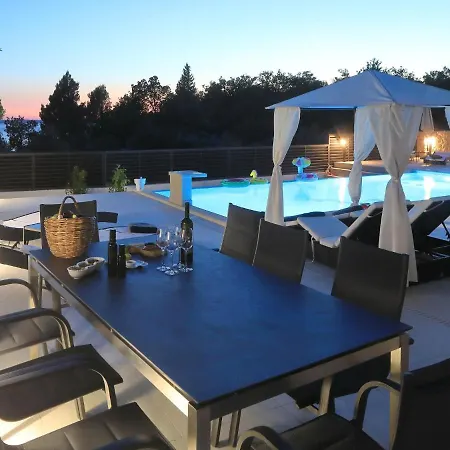 Vila In With Heated Pool Starigrad Paklenica
