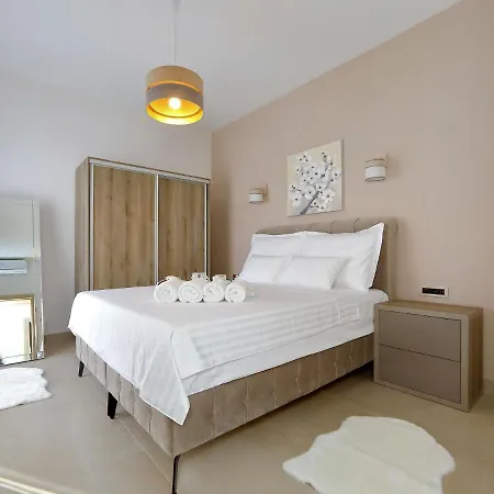 In With Heated Pool Vila