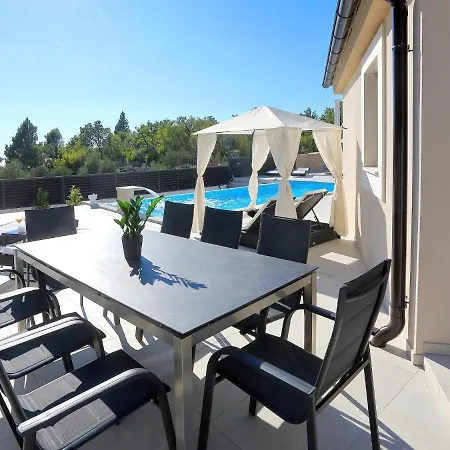 Vila In With Heated Pool