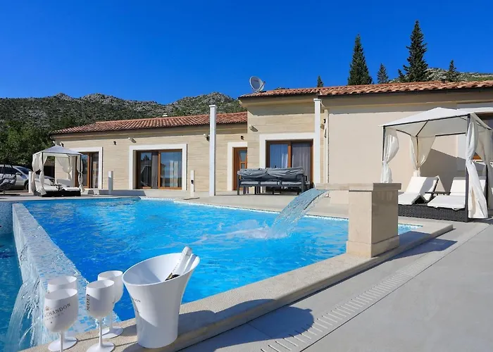 In With Heated Pool Willa Starigrad Paklenica