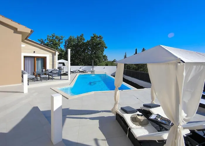 Willa In With Heated Pool Starigrad Paklenica
