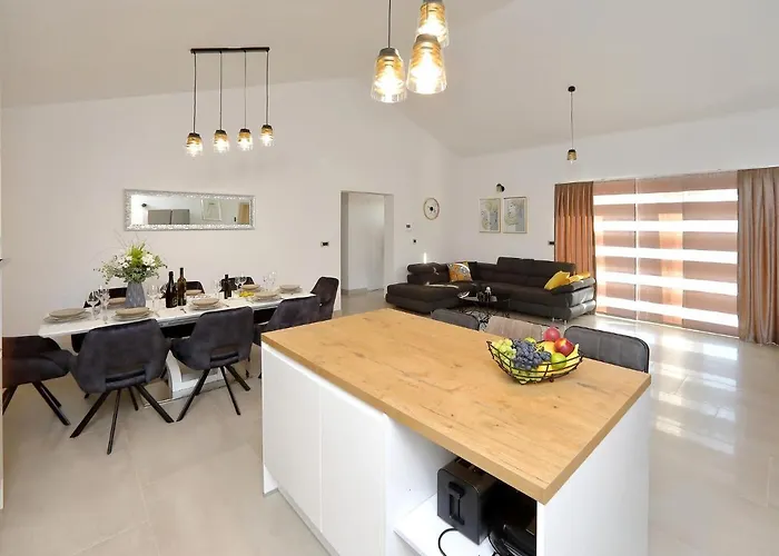 In With Heated Pool Вилла